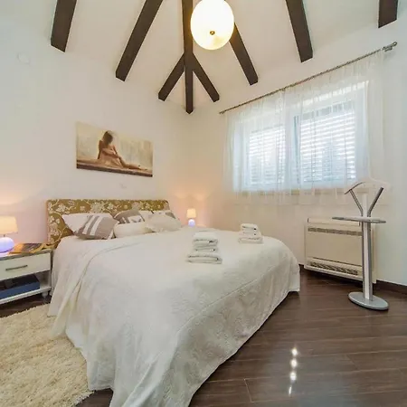 4B Apartments - One Bedroom Apartment With Terrace *